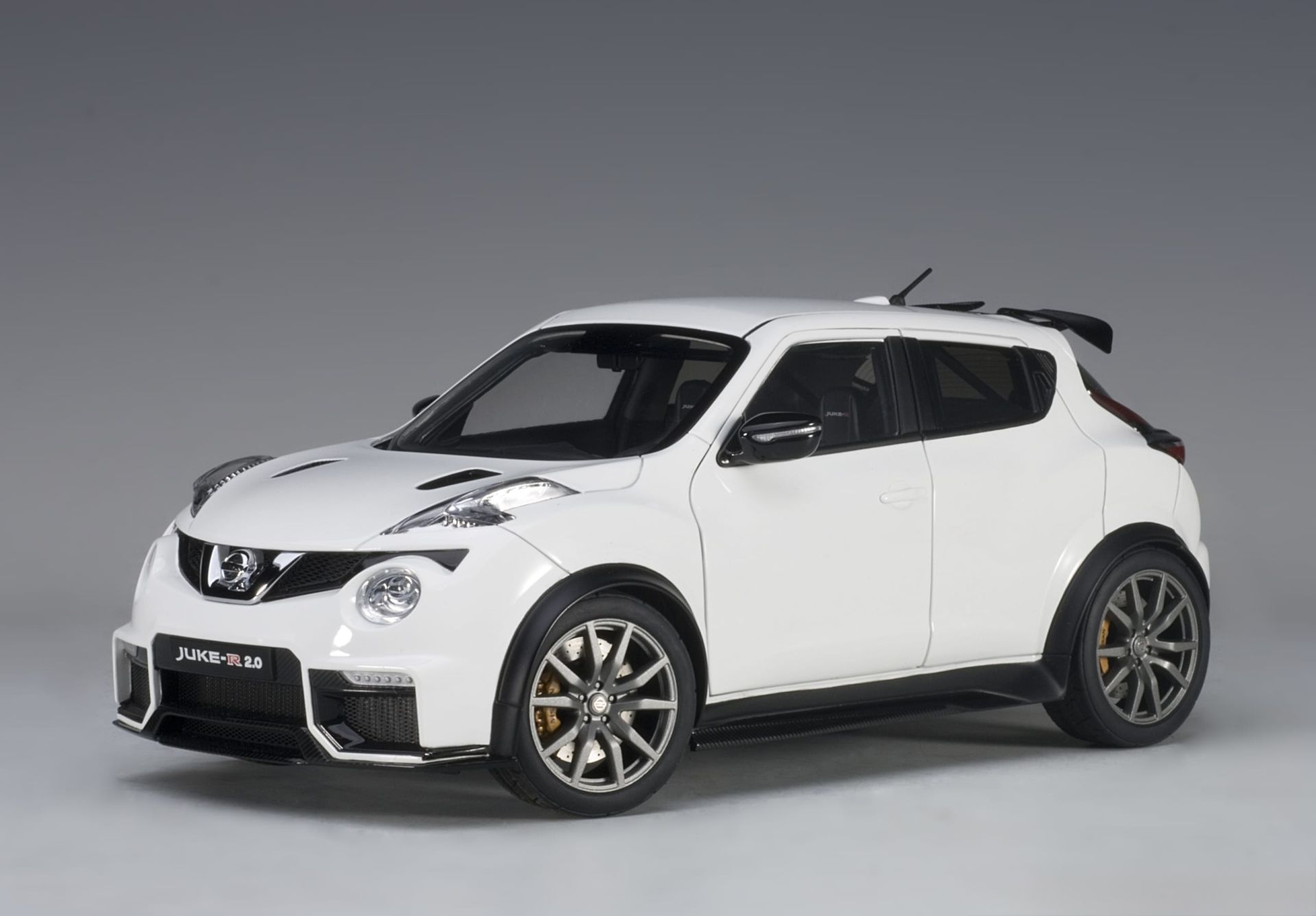 1:18 Nissan Juke R 2.0 White 2016 77456 - Autoart