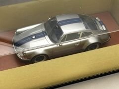 1:18 Porsche 911 964 Singer Titanium Silver/Navy Stripe - Make Up
