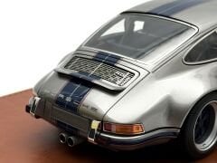 1:18 Porsche 911 964 Singer Titanium Silver/Navy Stripe - Make Up