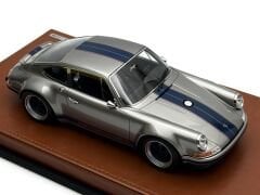 1:18 Porsche 911 964 Singer Titanium Silver/Navy Stripe - Make Up
