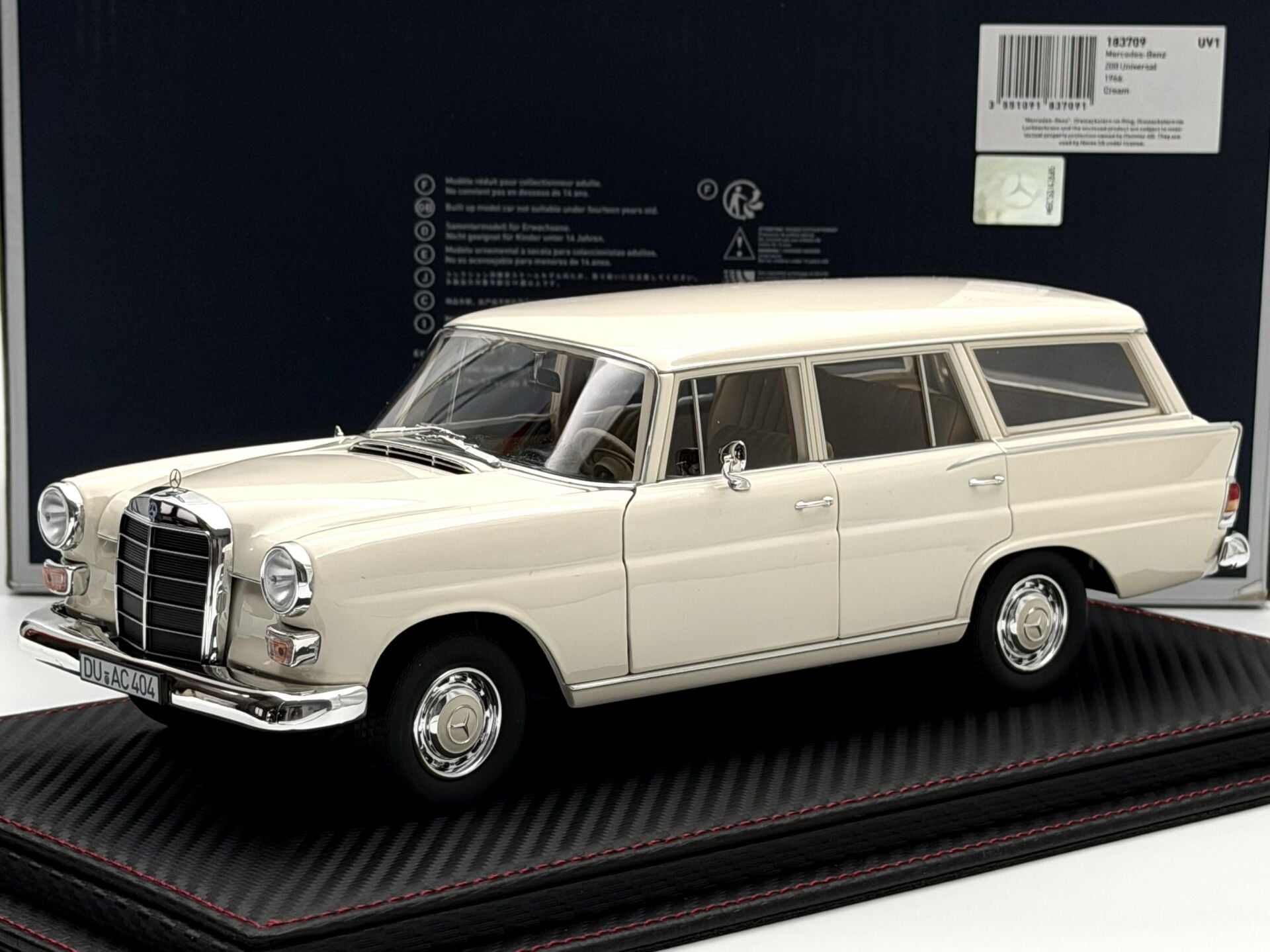 1:18 Mercedes-Benz 200 W110 Universal Cream 1966 - Norev