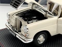 1:18 Mercedes-Benz 200 W110 Universal Cream 1966 - Norev