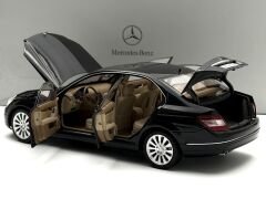 1:18 Mercedes-Benz C Class Elegance W204 Black - Autoart Dealer