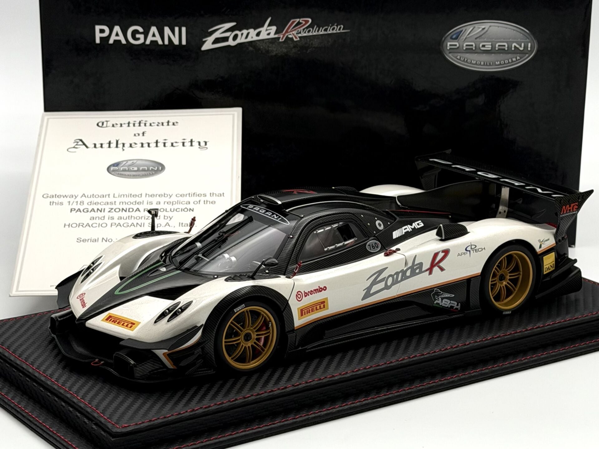 1:18 Pagani Zonda Revolucion White/Carbon Fiber  78273 - Autoart