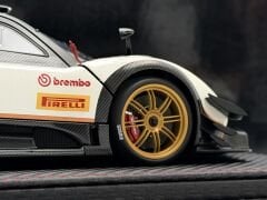 1:18 Pagani Zonda Revolucion White/Carbon Fiber  78273 - Autoart