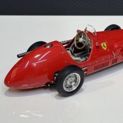 1:18 Ferrari 500 F2 Der Doppelweltmeister 1953 Red - CMC