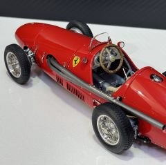 1:18 Ferrari 500 F2 Der Doppelweltmeister 1953 Red - CMC