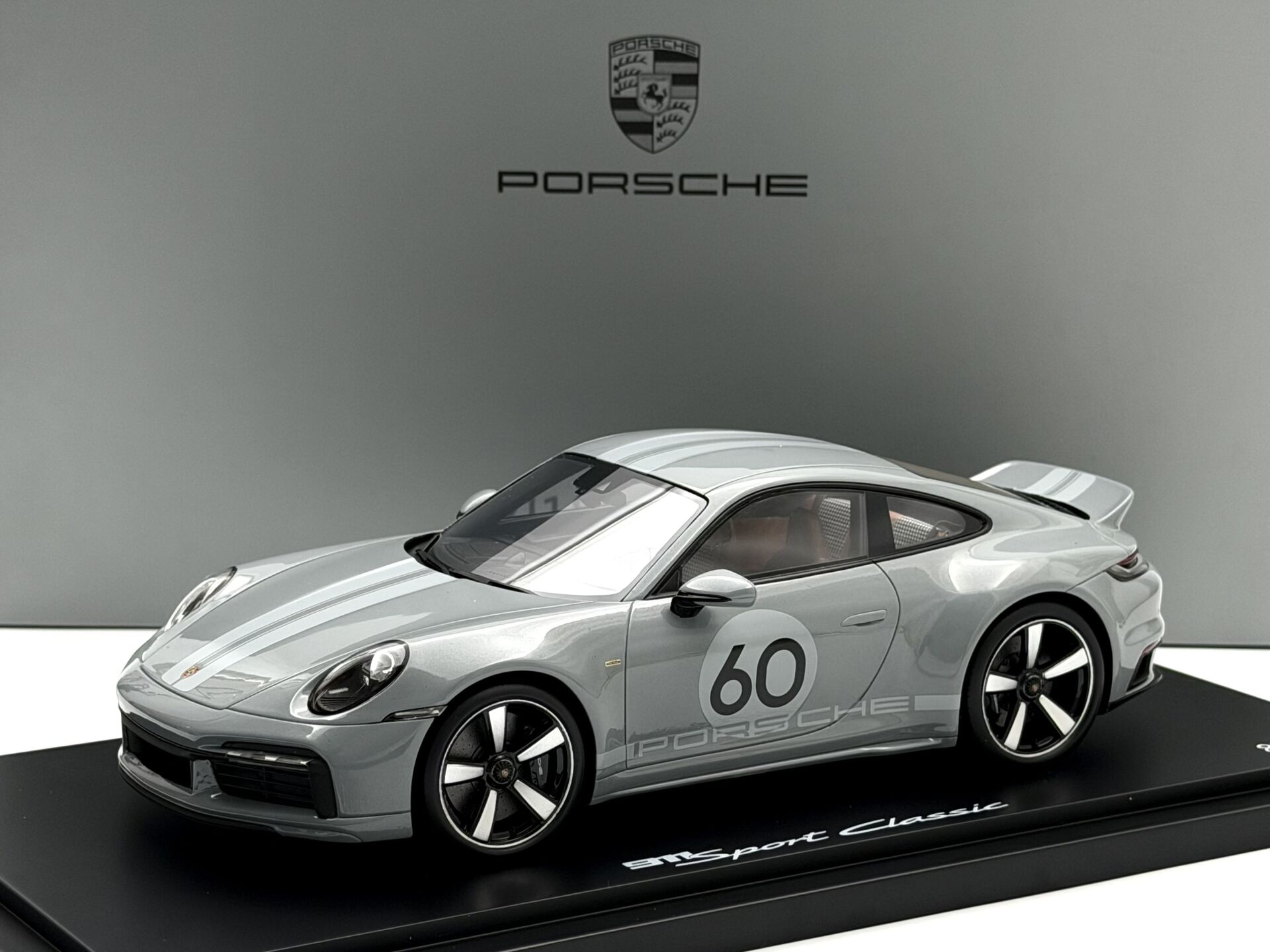 1:18 Porsche 911 992 Sport Classic #60 Grey Met. 2022 - Spark
