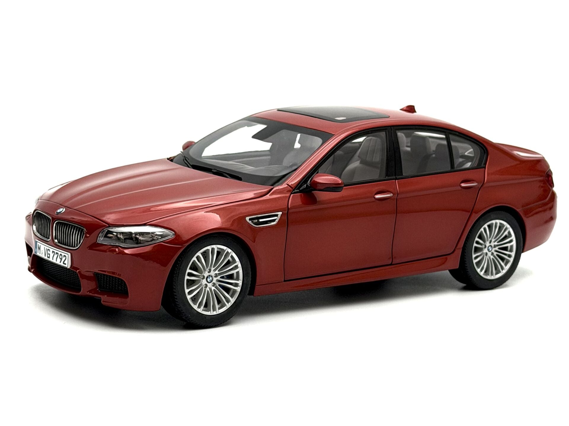 1:18 BMW M5 F10 M Sakhir Orange 2012 - Kyosho