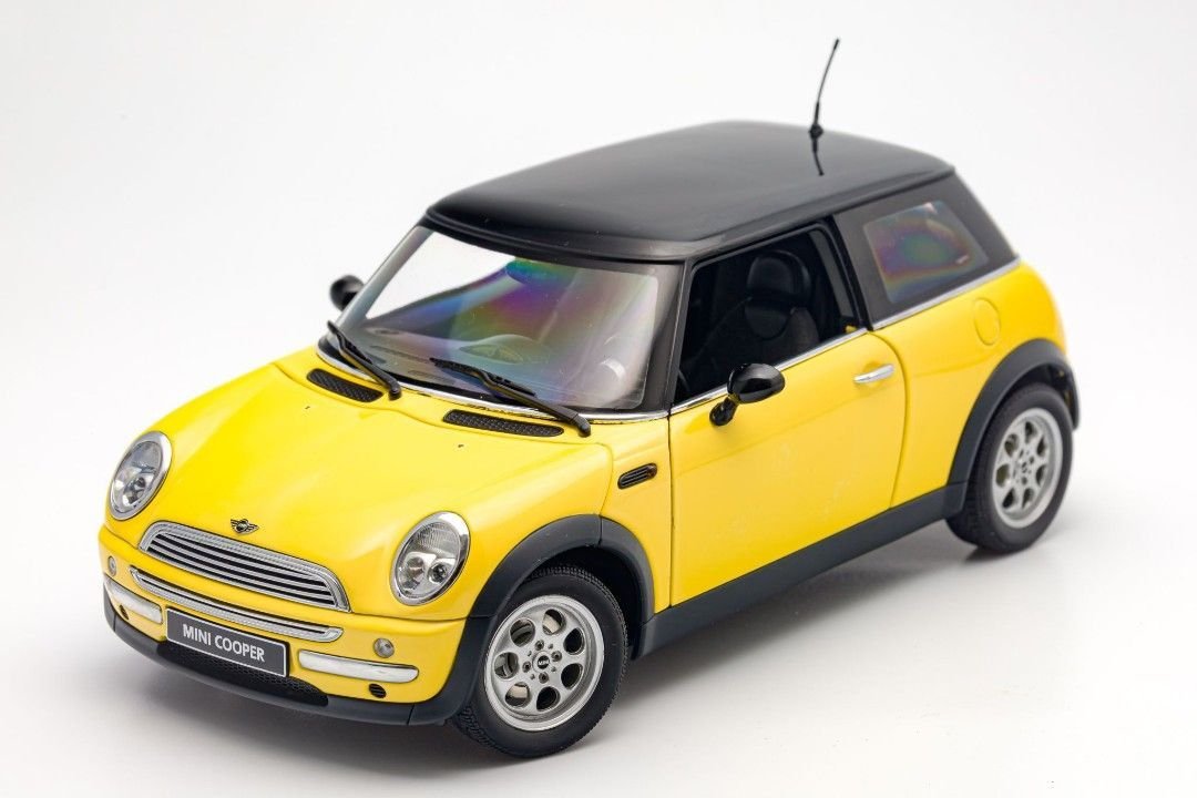 1:18 Mini Cooper R50 Yellow 2001 74824 - Autoart