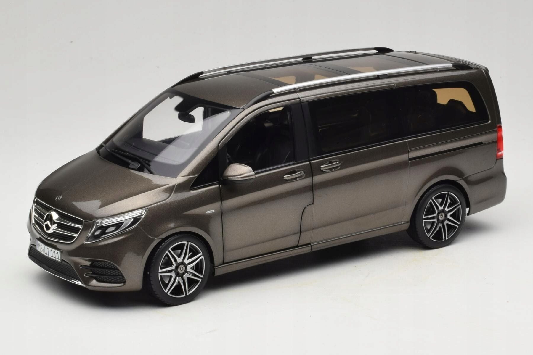 1:18 Mercedes-Benz V Class AMG Line 2018 Indium Grey - Norev