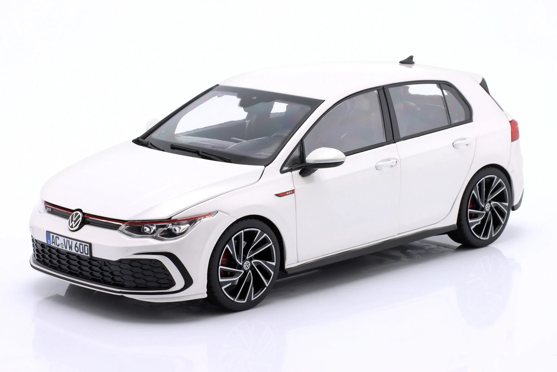 1:18 Volkswagen Golf 8 GTI White Met 2021 - Norev