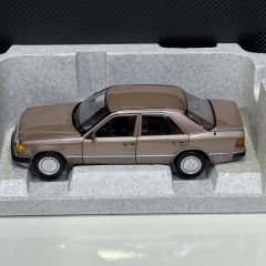 1:18 Mercedes-Benz 230E W124 1989 Rosewood - Norev
