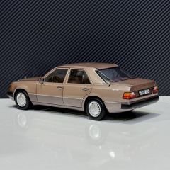 1:18 Mercedes-Benz 230E W124 1989 Rosewood - Norev