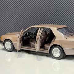 1:18 Mercedes-Benz 230E W124 1989 Rosewood - Norev