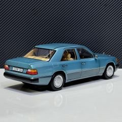 1:18 Mercedes-Benz 230E W124 1989 Beryll Green - Norev