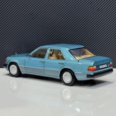 1:18 Mercedes-Benz 230E W124 1989 Beryll Green - Norev