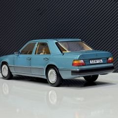 1:18 Mercedes-Benz 230E W124 1989 Beryll Green - Norev