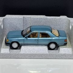 1:18 Mercedes-Benz 230E W124 1989 Beryll Green - Norev