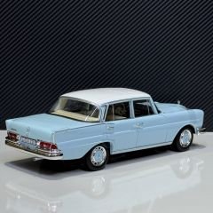 1:18 Mercedes-Benz 220S W111 1965 Light Blue - Norev