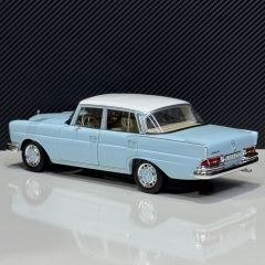 1:18 Mercedes-Benz 220S W111 1965 Light Blue - Norev