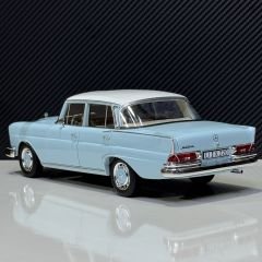 1:18 Mercedes-Benz 220S W111 1965 Light Blue - Norev