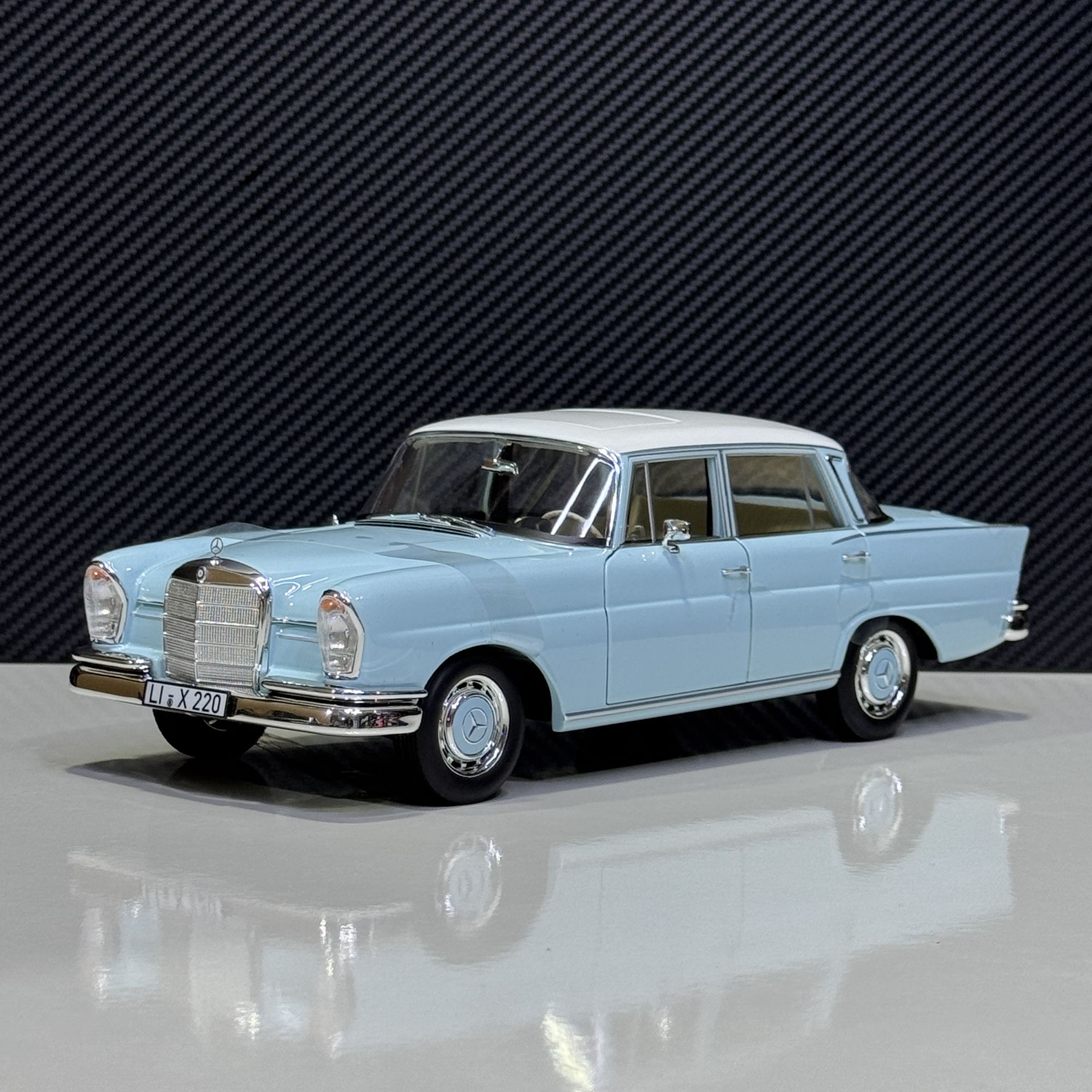 1:18 Mercedes-Benz 220S W111 1965 Light Blue - Norev