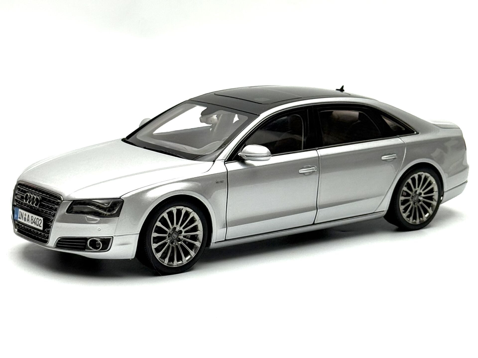 1:18 AUDI A8 Long W12 Ice Silver 2010 - Kyosho / Dealer