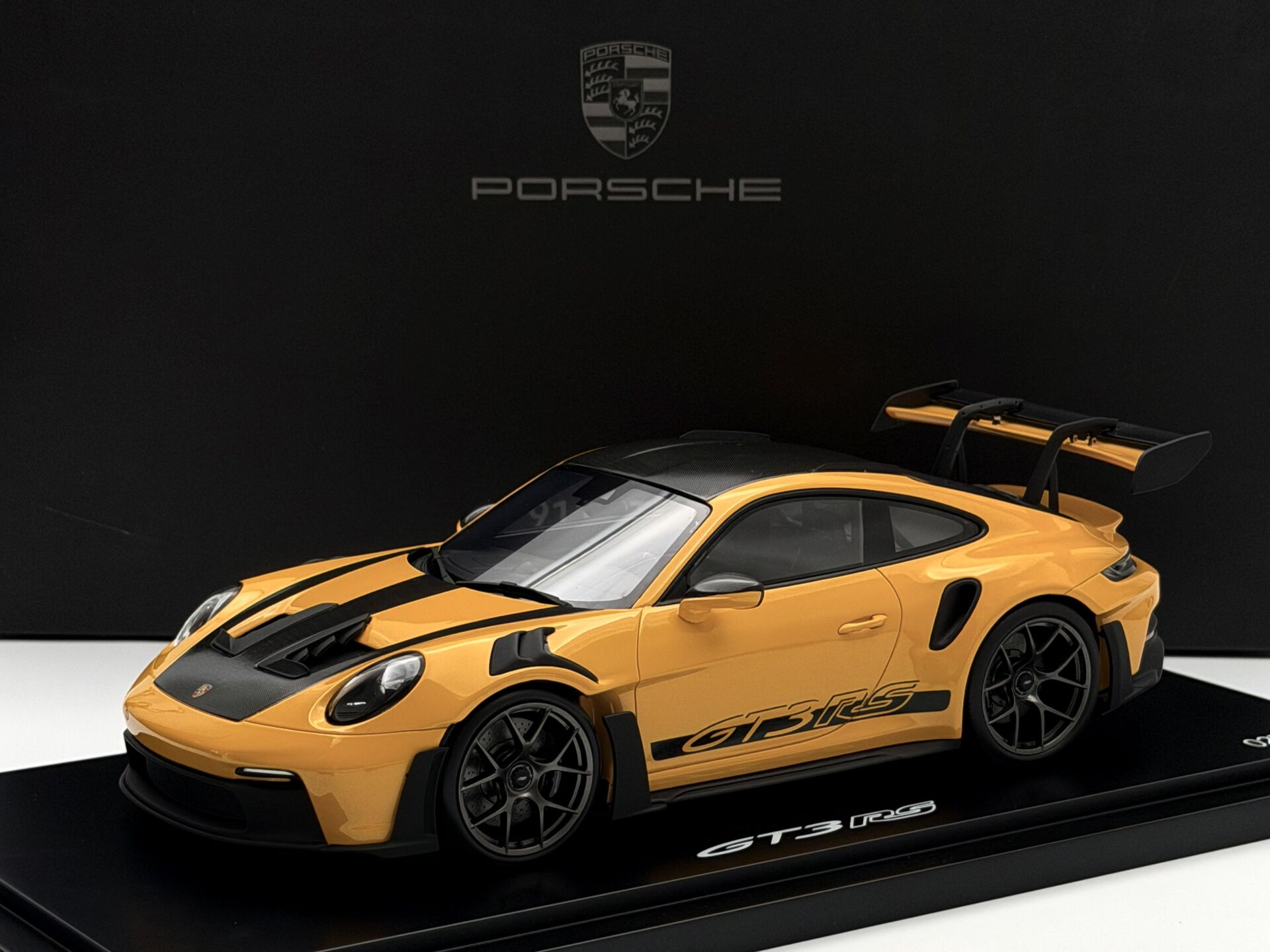 1:18 Porsche 911 992 GT3 RS Coupe 2022 Yellow/Black - Spark