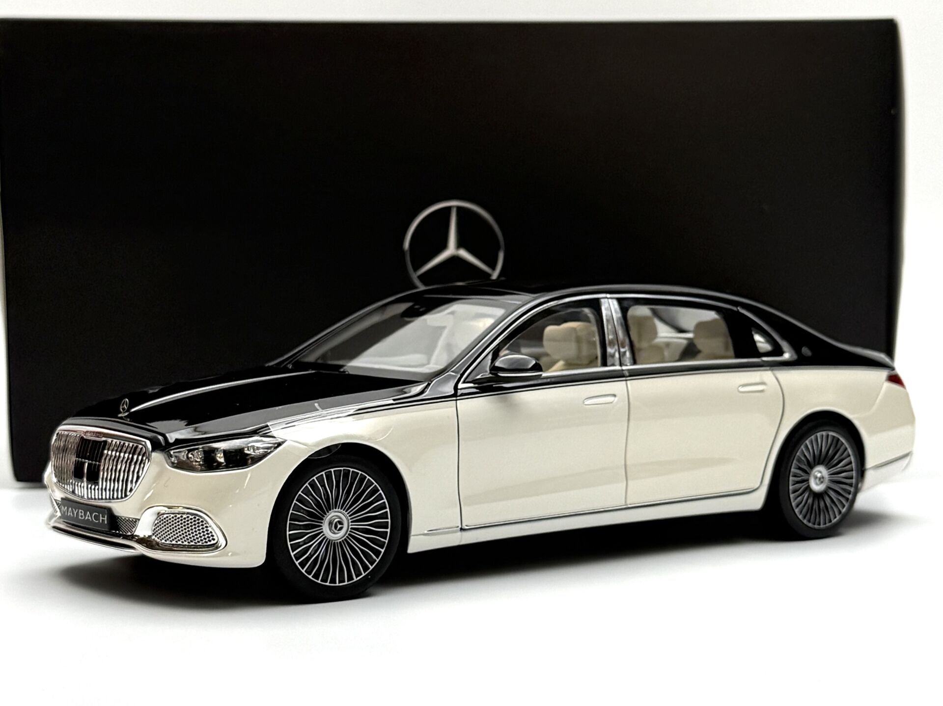 1:18 Mercedes-Maybach S680 4Matic X223 Black/White - Norev