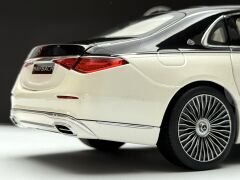 1:18 Mercedes-Maybach S680 4Matic X223 Black/White - Norev