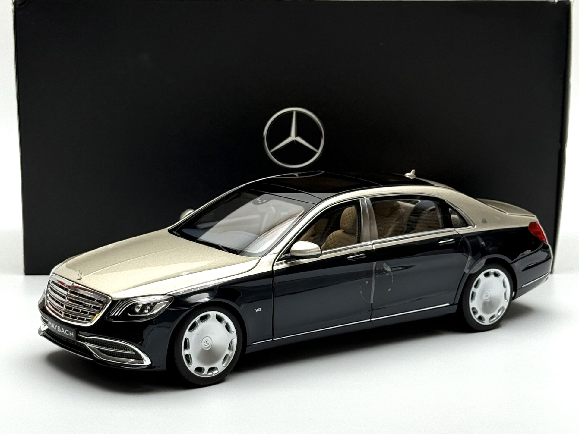 1:18 Mercedes-Maybach S Class S650 X222 Silver Blue - Norev
