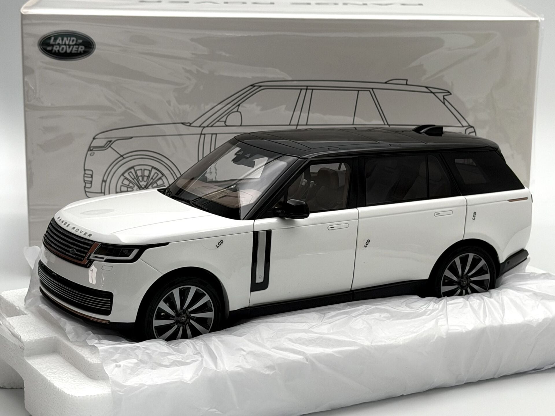 1:18 Land Rover Range Rover Discovery SV 2022 White - LCD