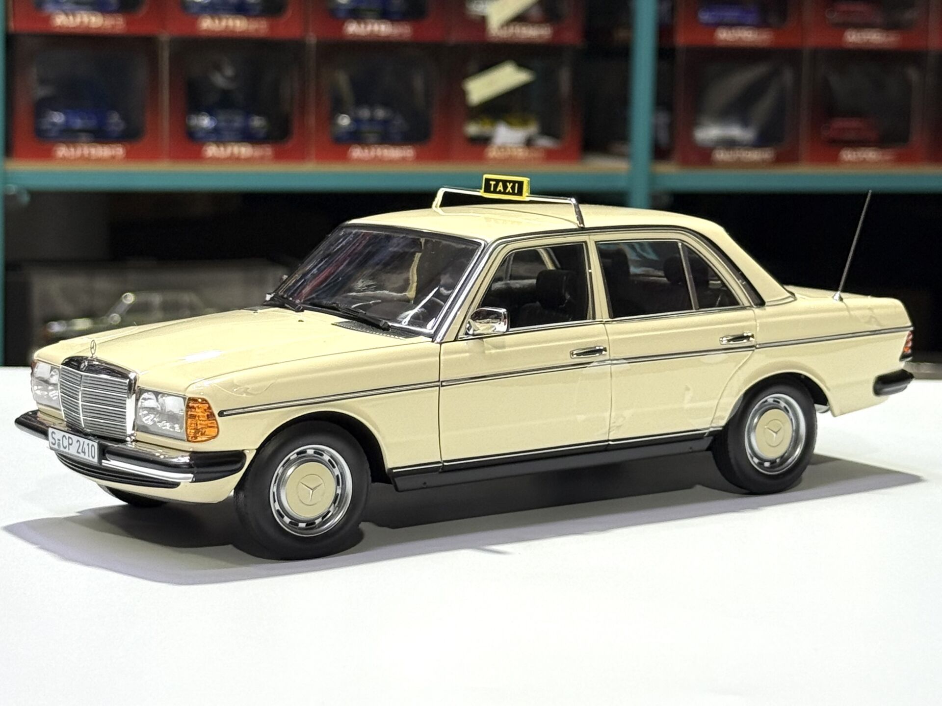 1:18 Mercedes-Benz 200 W123 Taxi Light Ivory 1980 - Norev