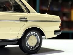 1:18 Mercedes-Benz 200 W123 Taxi Light Ivory 1980 - Norev