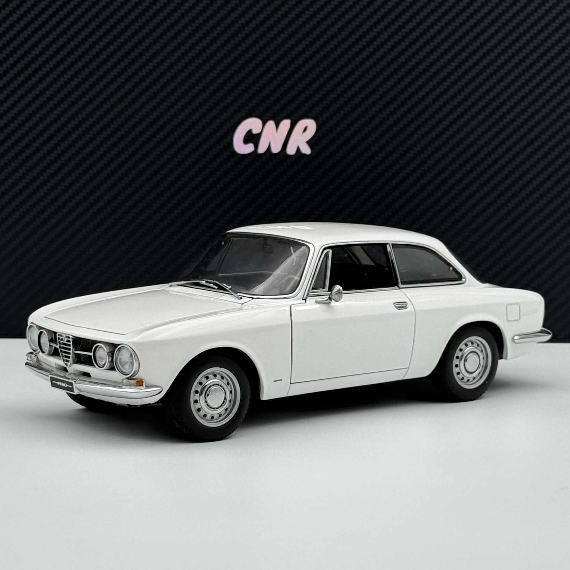 1:18 Alfa Romeo 1750 GTV LHD 1967 White 70101 - Autoart