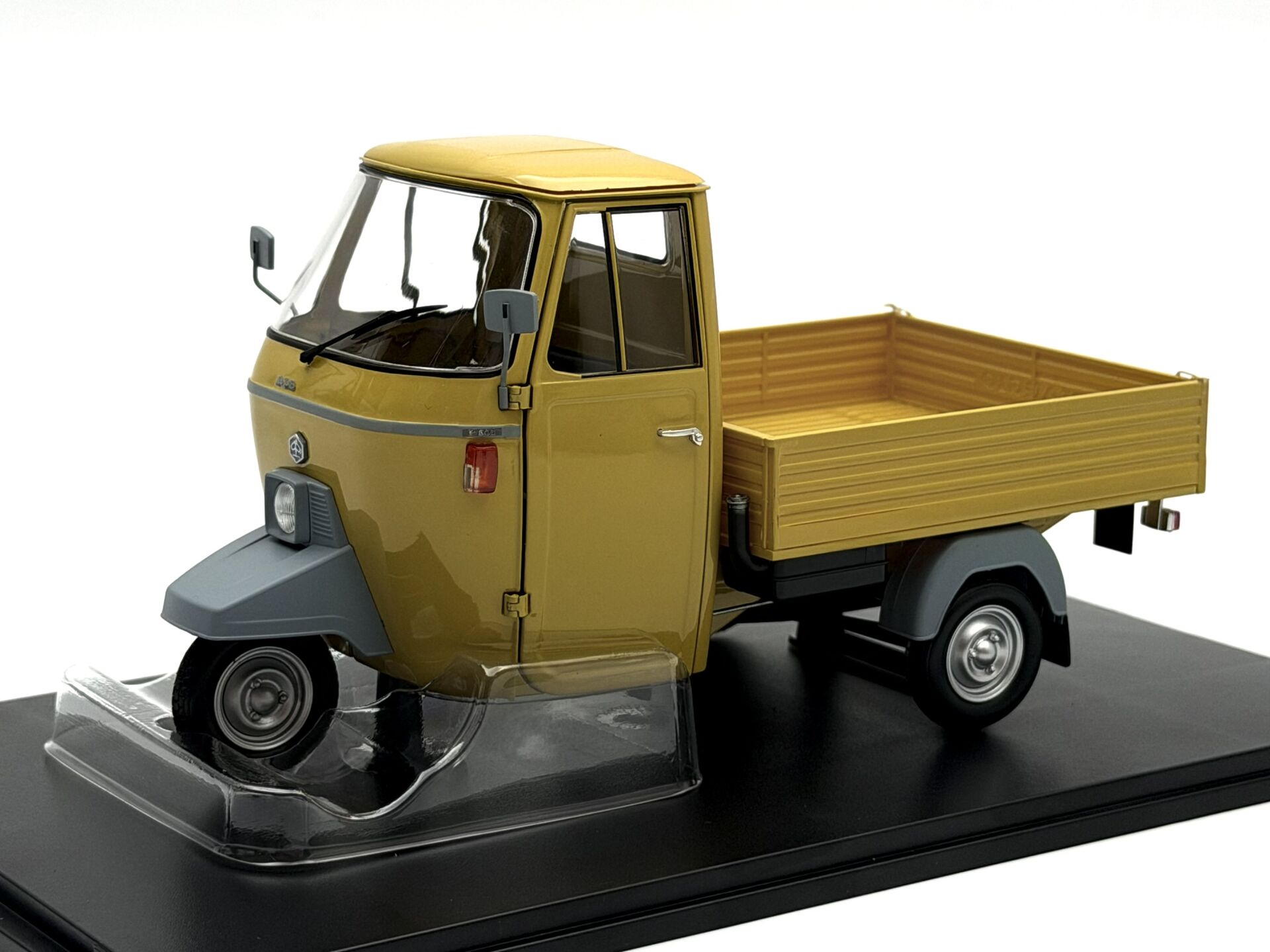 1:18 Ape Piaggio P501 Open Yellow Triportör - Mitica