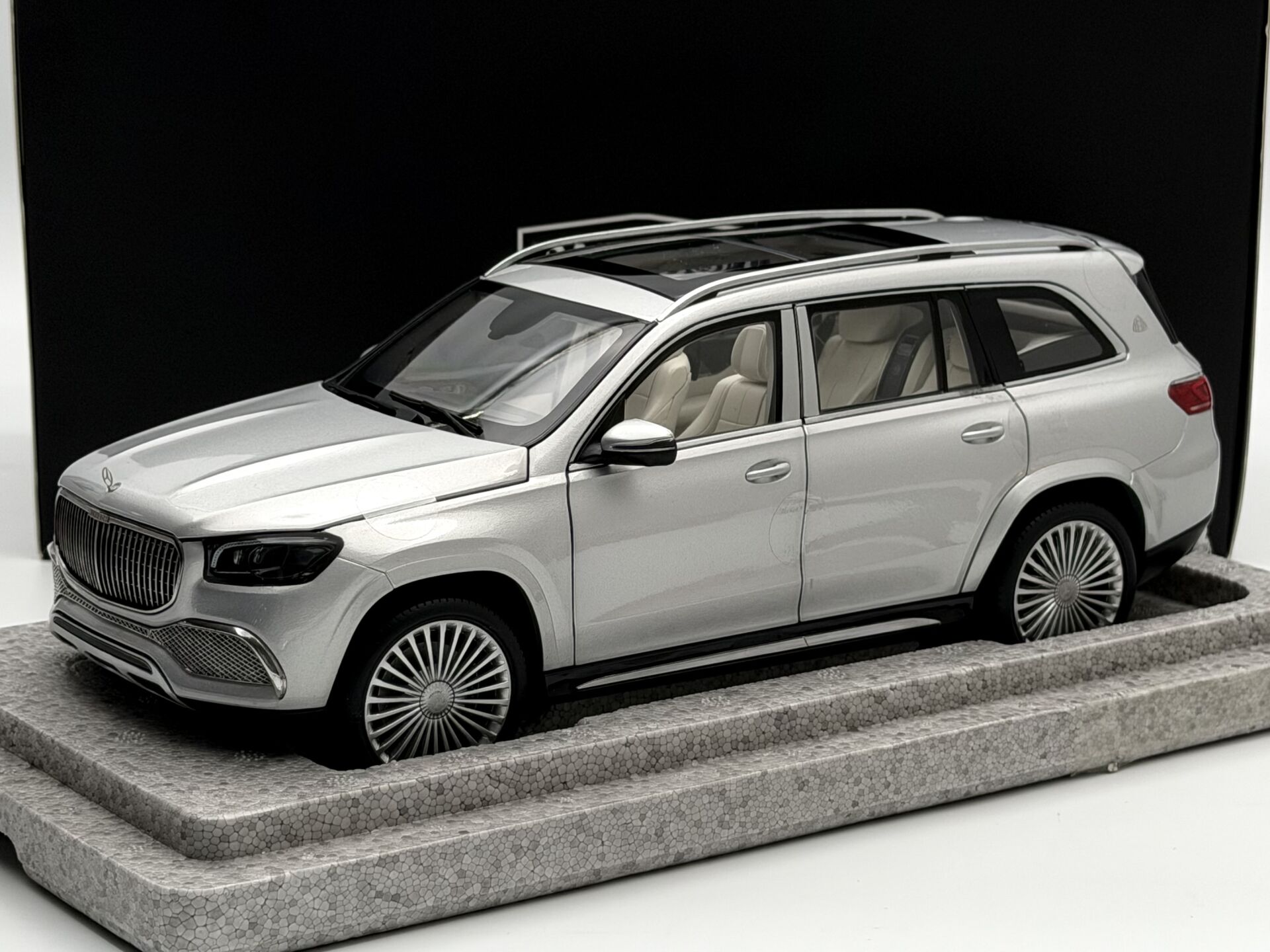 1:18 Mercedes-Maybach GLS 600 Silver LHD - Paragon Model