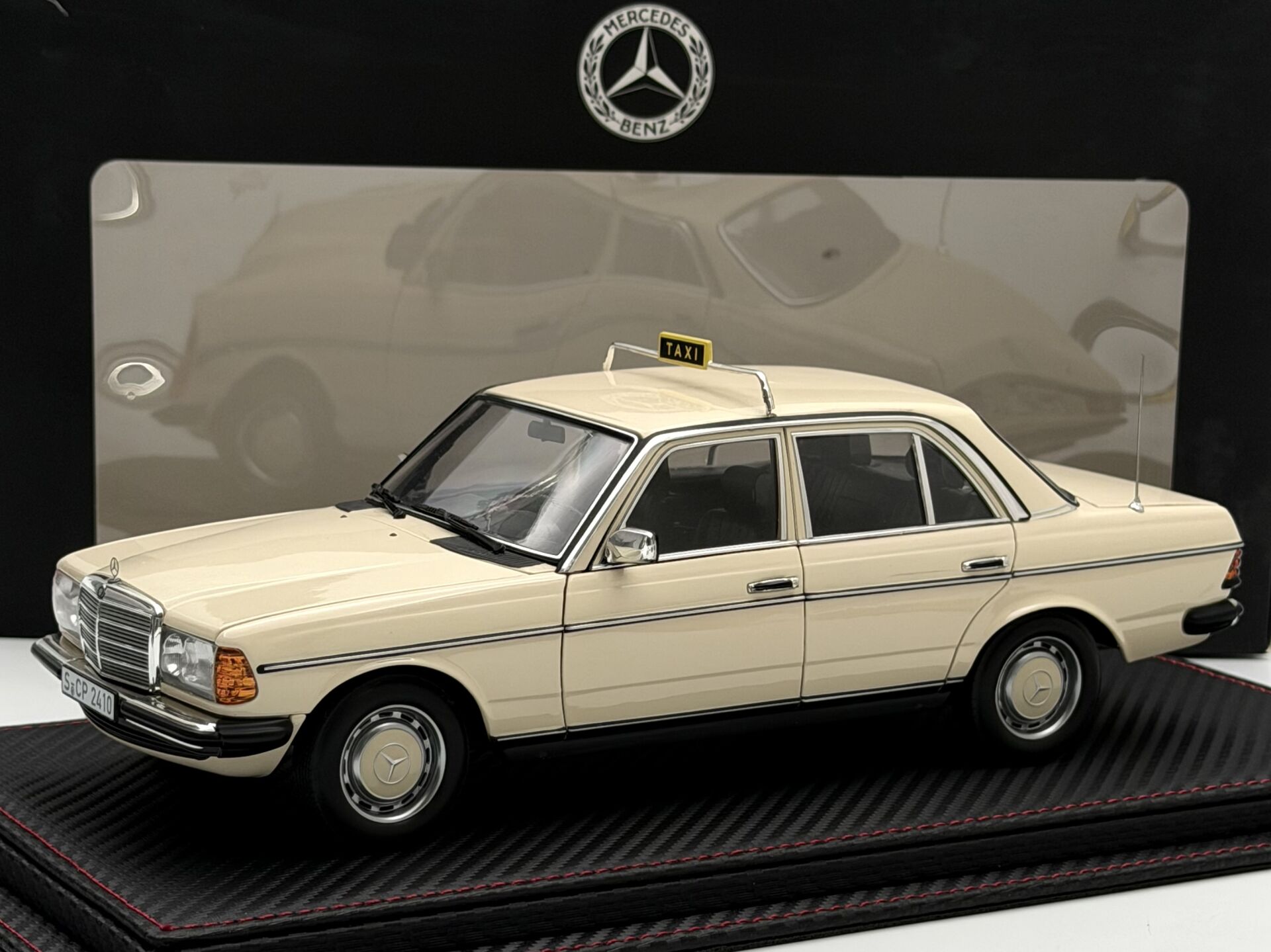 1:18 Mercedes-Benz 200 W123 Taxi Light Ivory 1980 - Norev