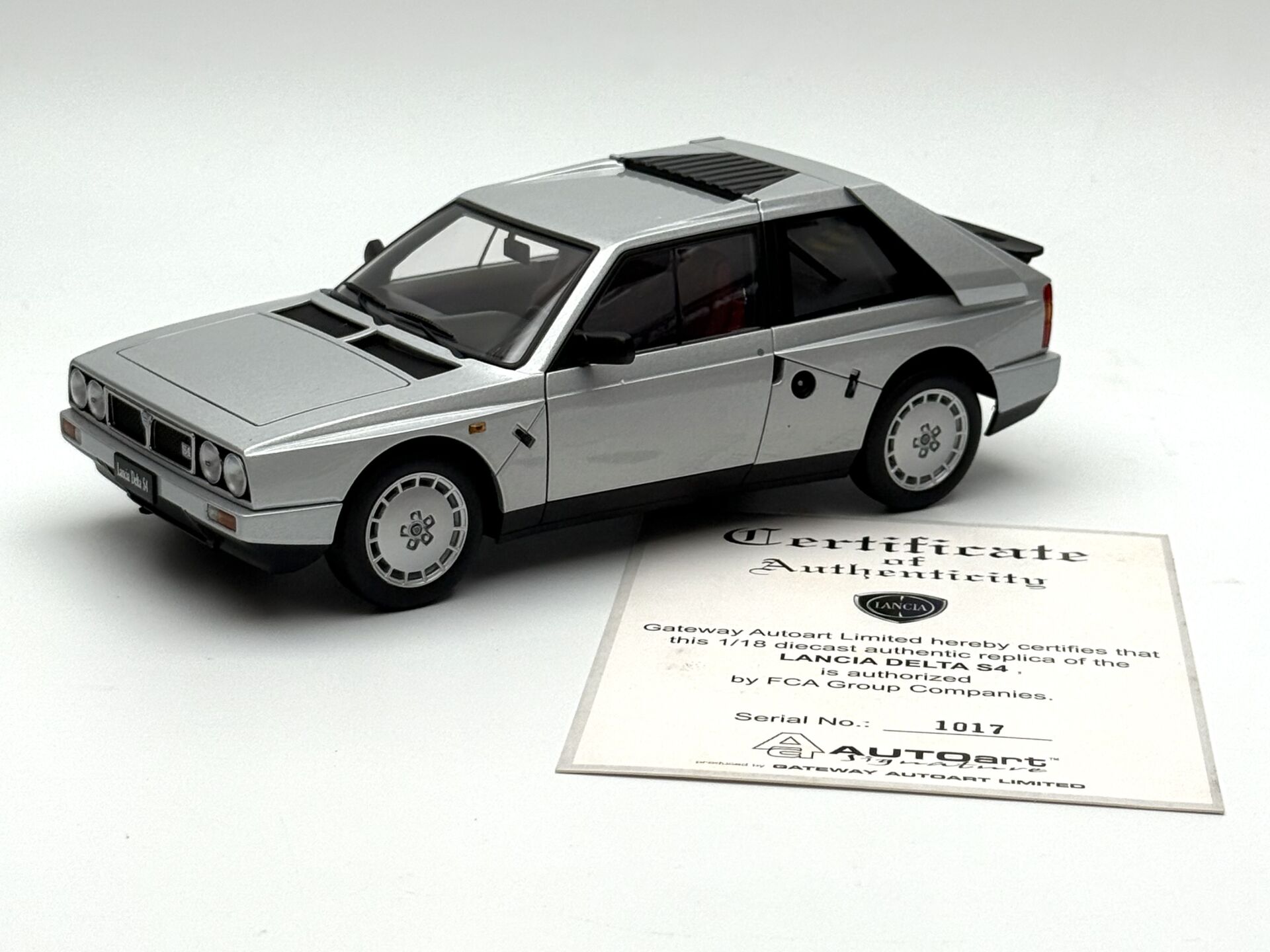 1:18 Lancia Delta S4 1985 Grey 74772 - Autoart Signature