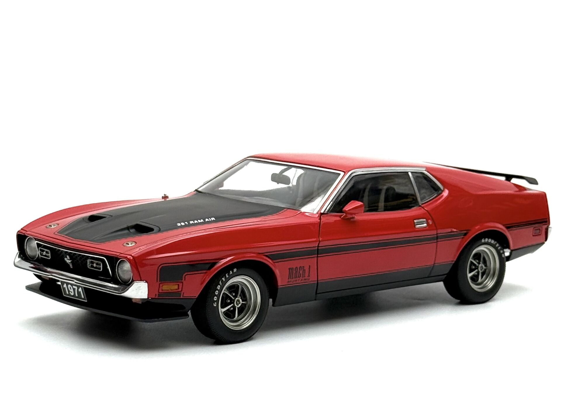 1:18 Ford Mustang Mach 1 Red Fastback 1971 72822 - Autoart