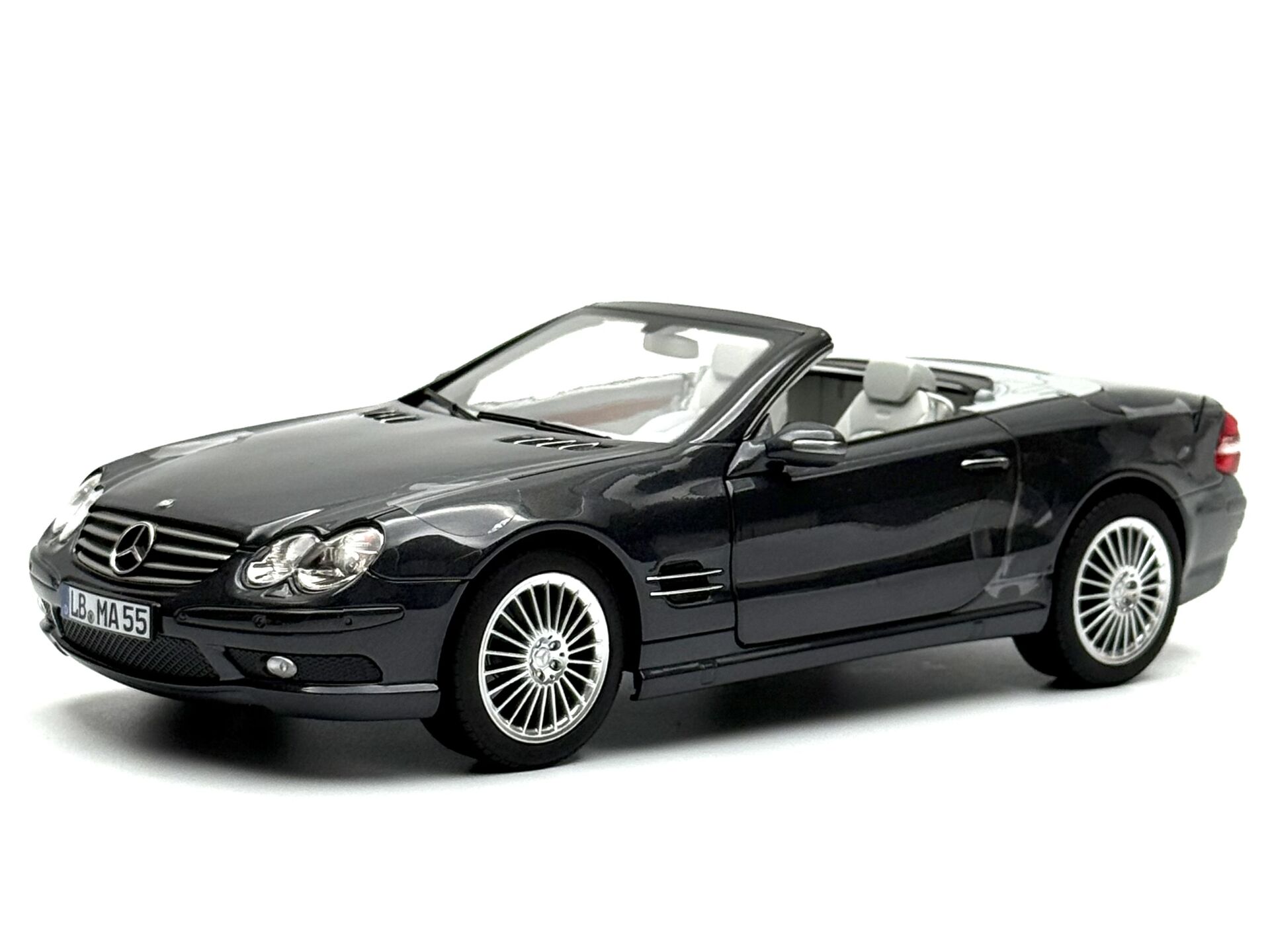 1:18 Mercedes-Benz SL55 AMG 2001 R230 - Norev