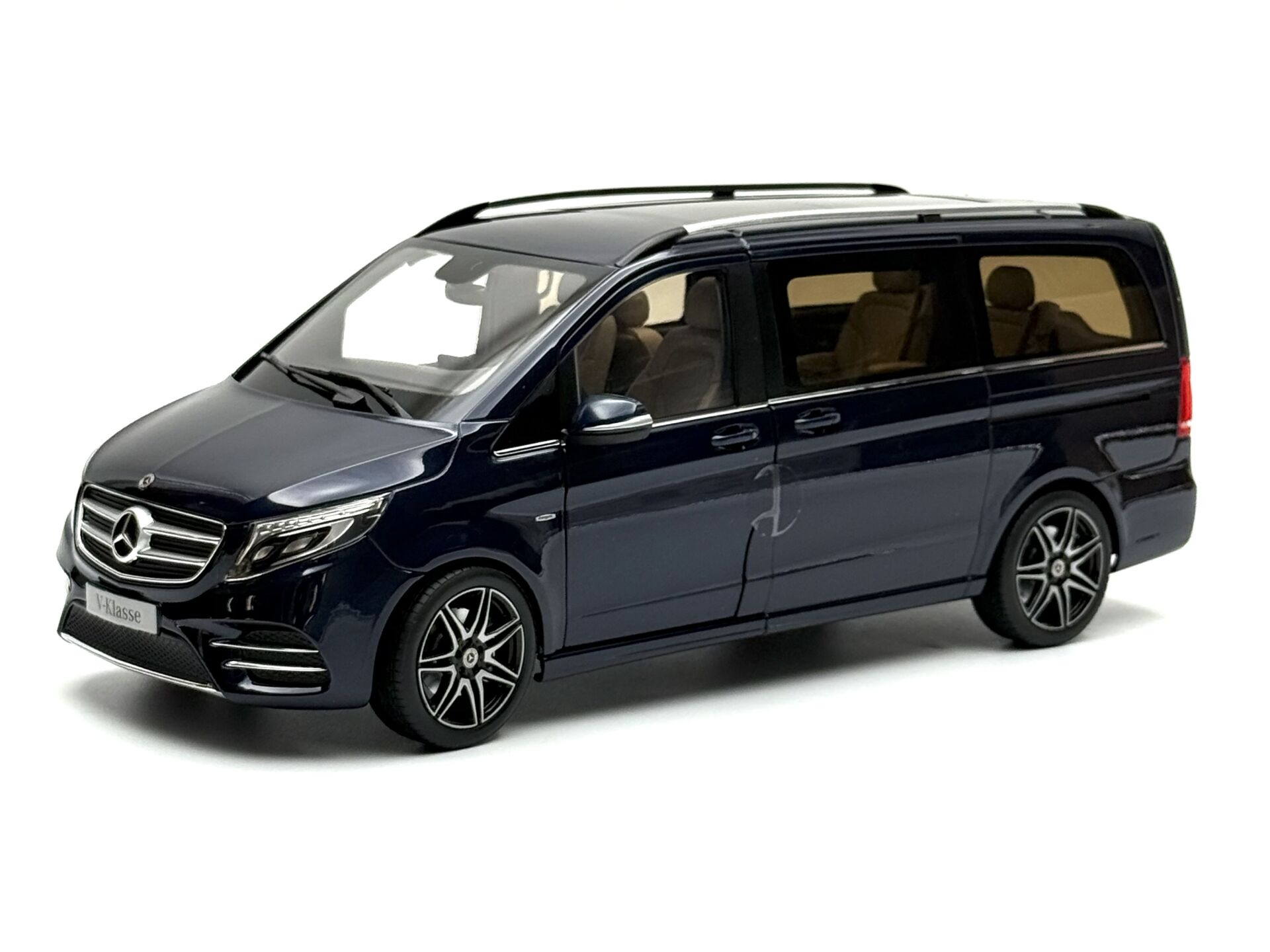 1:18 Mercedes-Benz V Class W447 Navy Blue 2017 - Norev