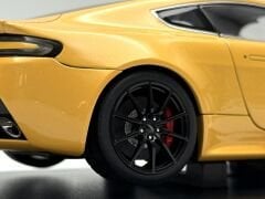 1:18 Aston Martin V12 Vantage S 2015 Yellow Tang 70252- Autoart