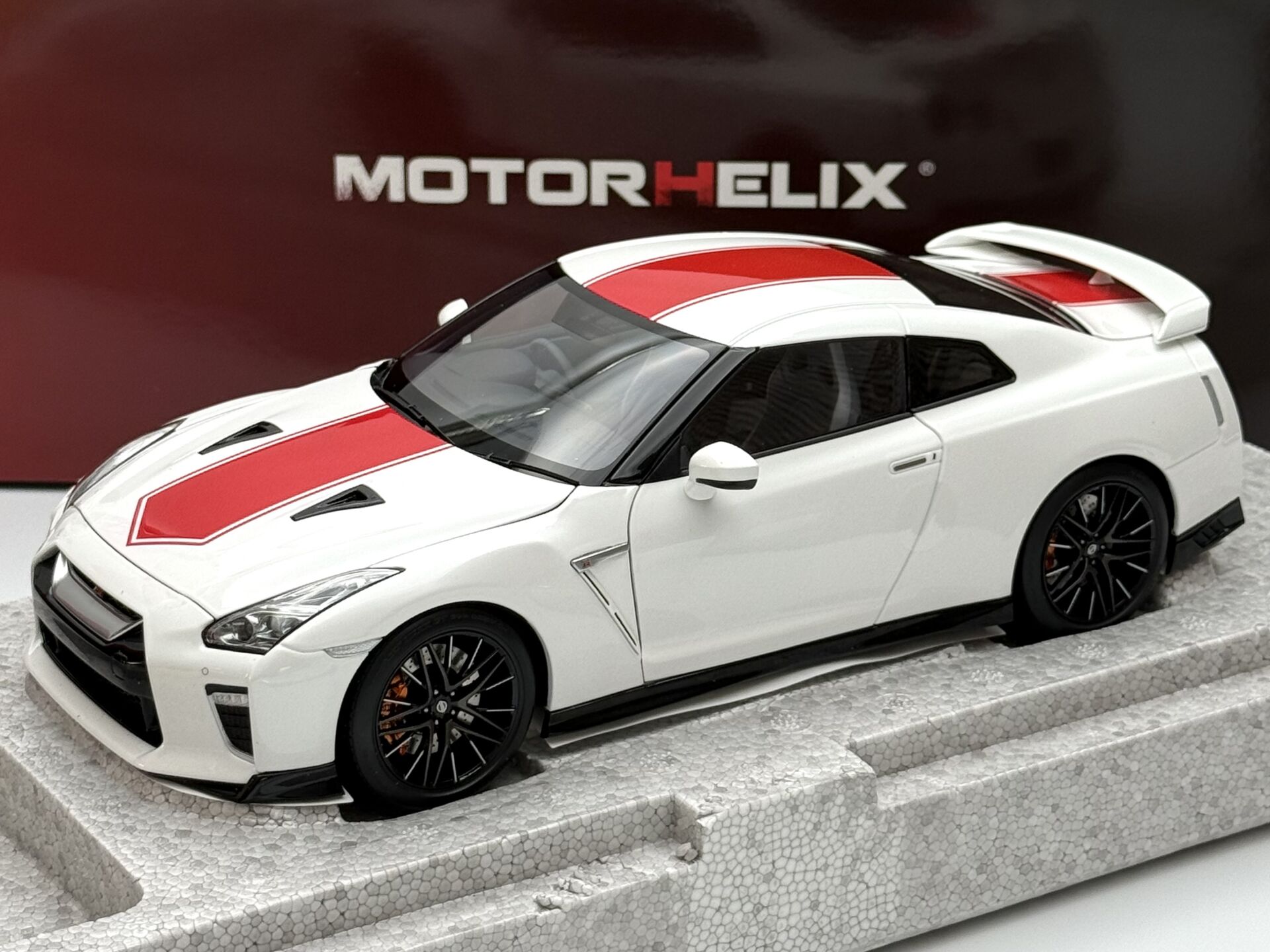 1:18 Nissan Skyline GT-R R35 50th Anniversary - Motorhelix