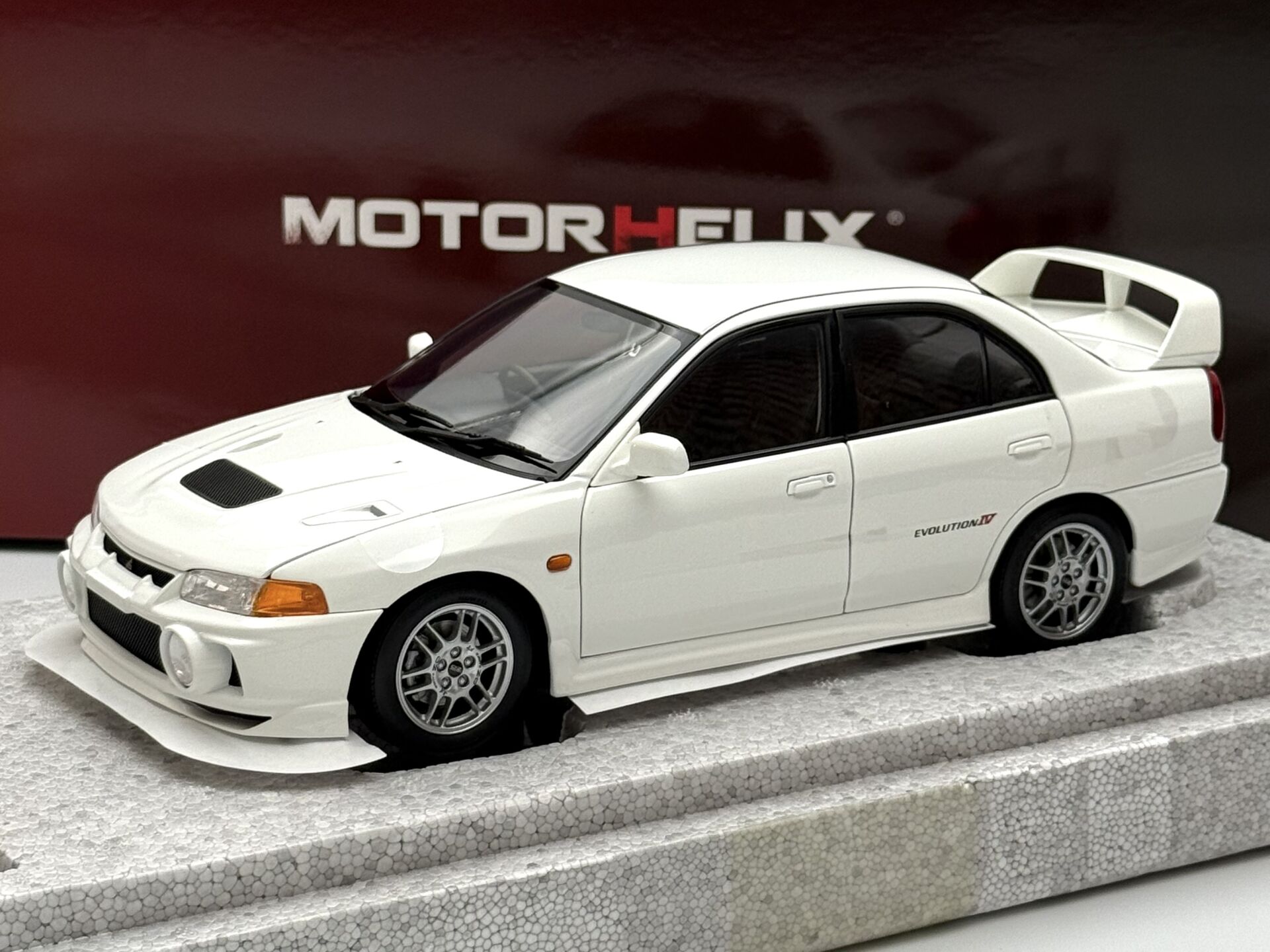 1:18 Mitsubishi Lancer Evolution IV Scotia White - Motorhelix
