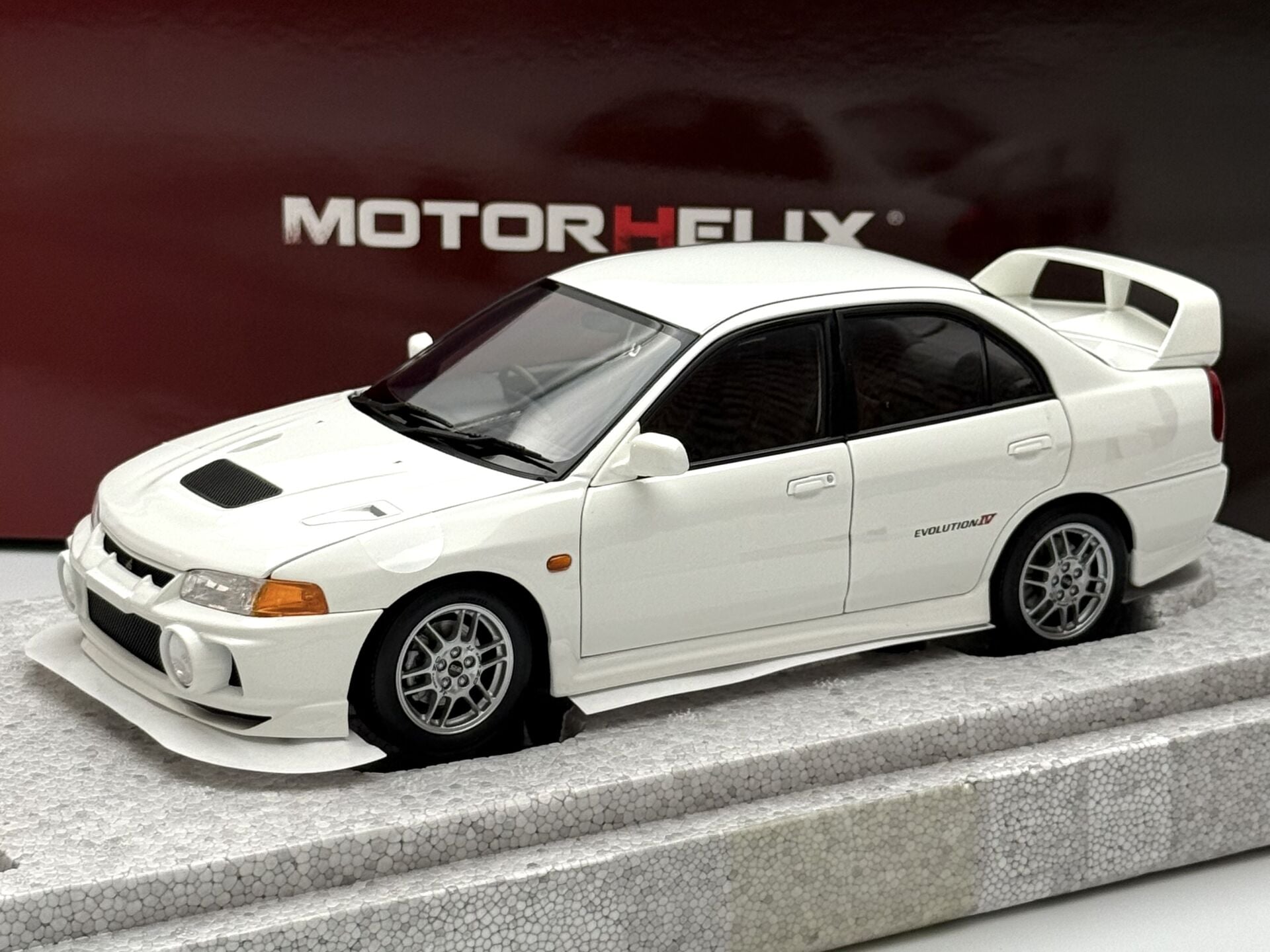 1:18 Mitsubishi Lancer Evolution IV Scotia White - Motorhelix