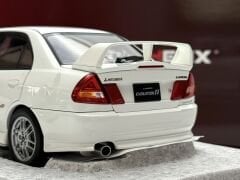 1:18 Mitsubishi Lancer Evolution IV Scotia White - Motorhelix