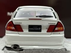 1:18 Mitsubishi Lancer Evolution IV Scotia White - Motorhelix