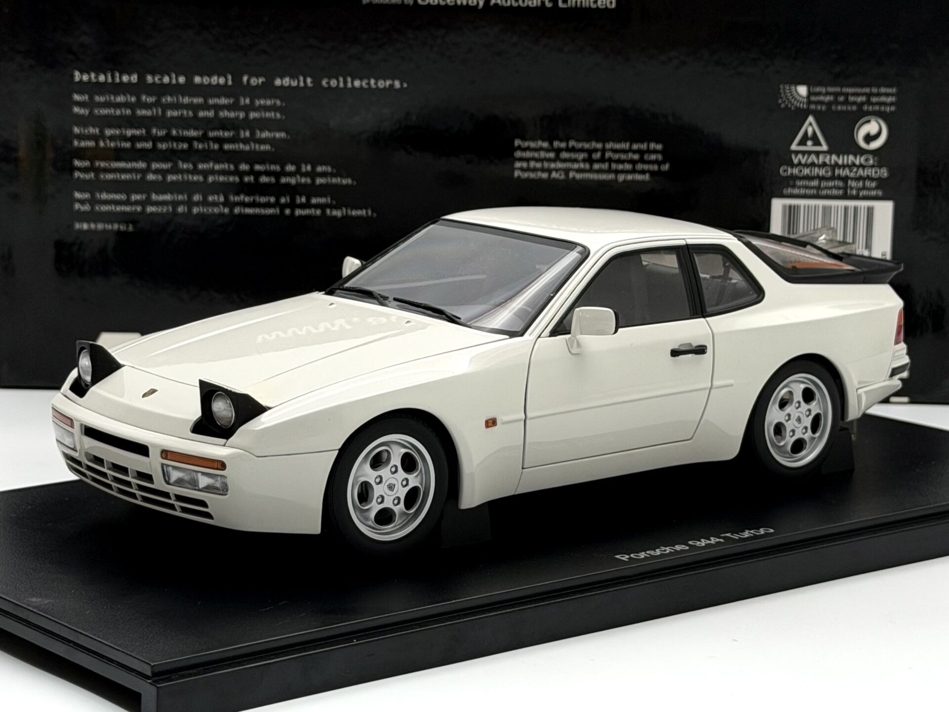 1:18 Porsche 944 Turbo White 1985 - Autoart